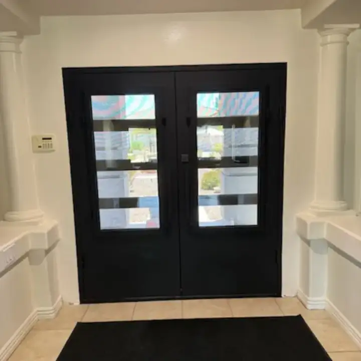 Double entry, operable glass